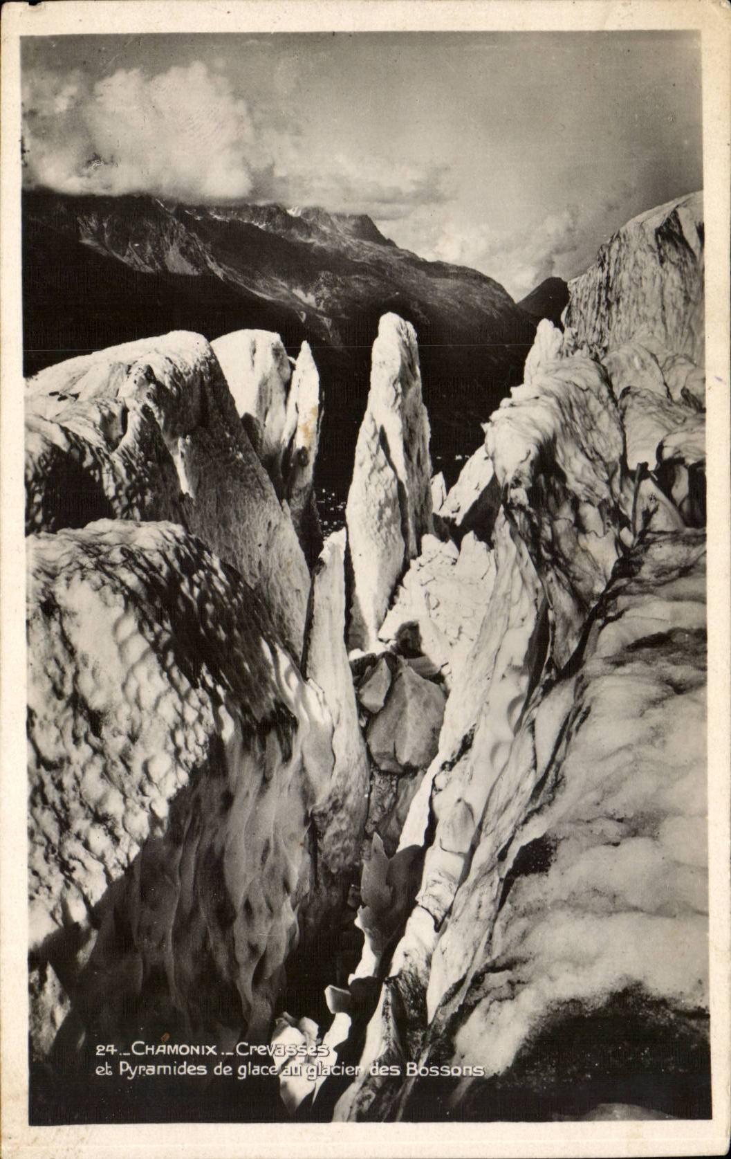 CPM Chamonix Crevasses et pyramides de glace au glacier des Bossons