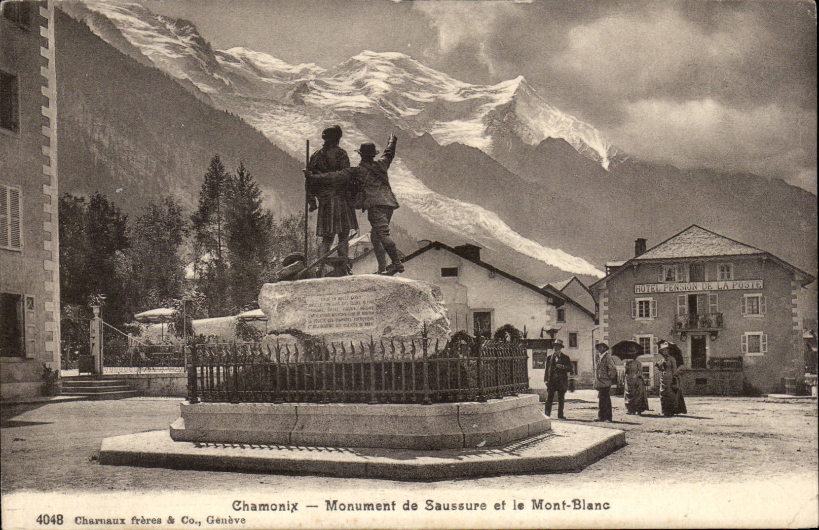 CPA Chamonix Monument de Saussure et le Mont Blanc (Hotel pension de la Poste)