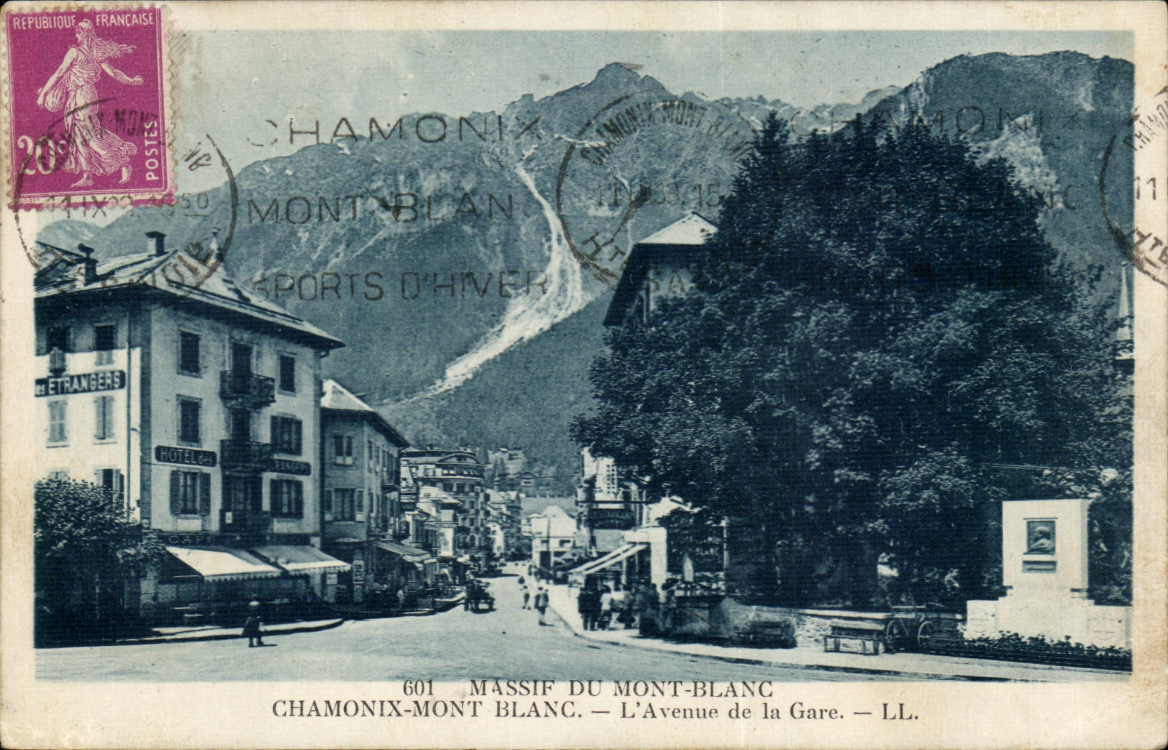 CPA Massif du Mont Blanc Chamonix L'avenue de la gare