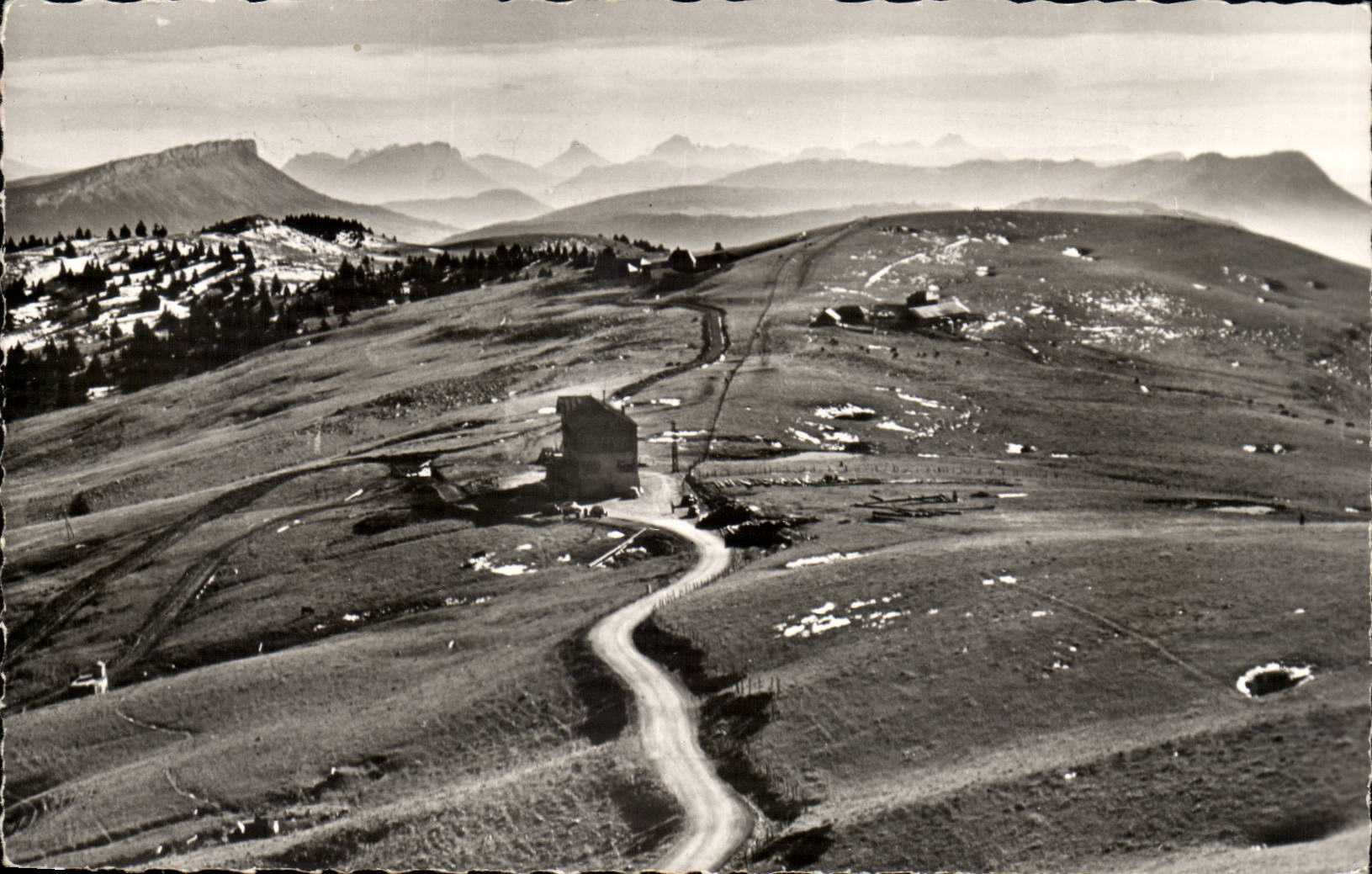 CPA Surroundings of Annecy In the second plan the revard and mountains of chartreuse