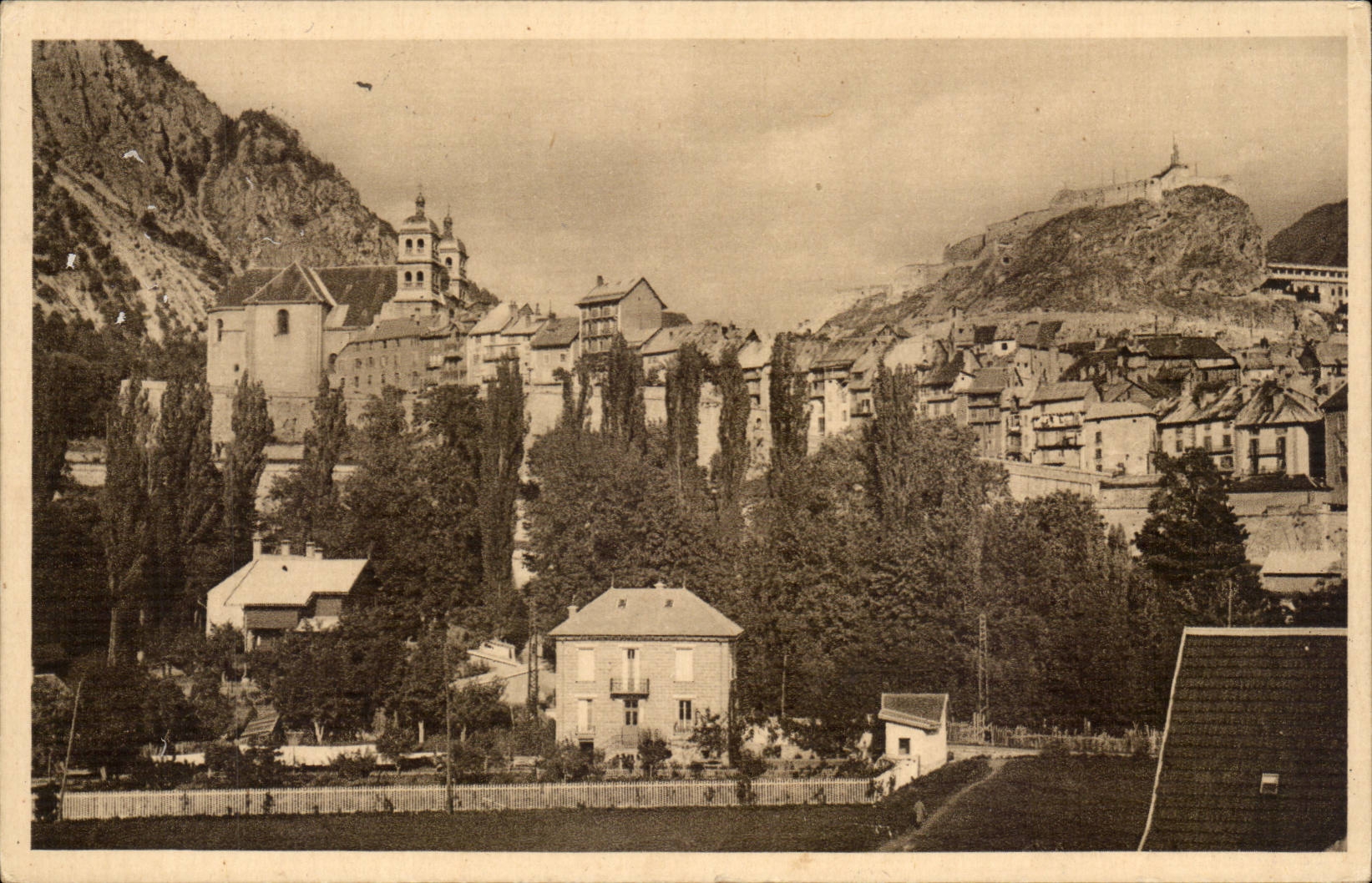CPA Briançon die alte Stadt die Kathedrale das Schloss
