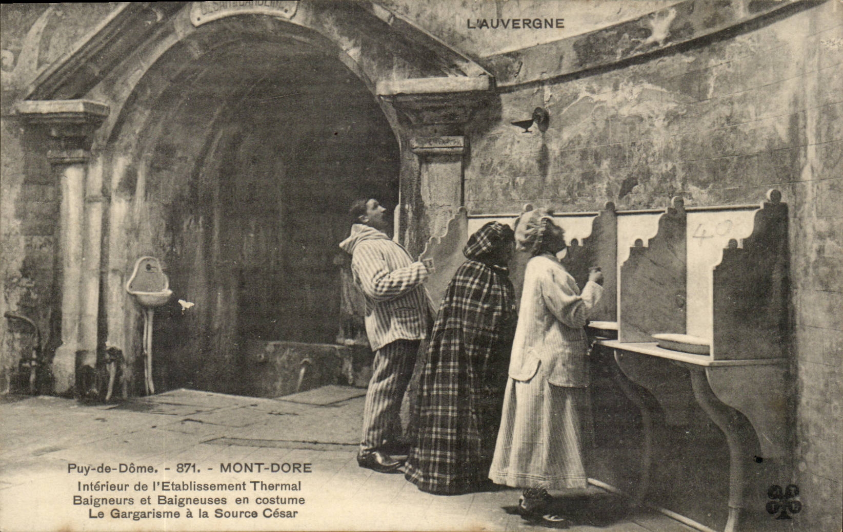 CPA the Mount Gilds Interior hydropathic establishment Baigneurs and bathers in costume the gargarism with the Cesar source