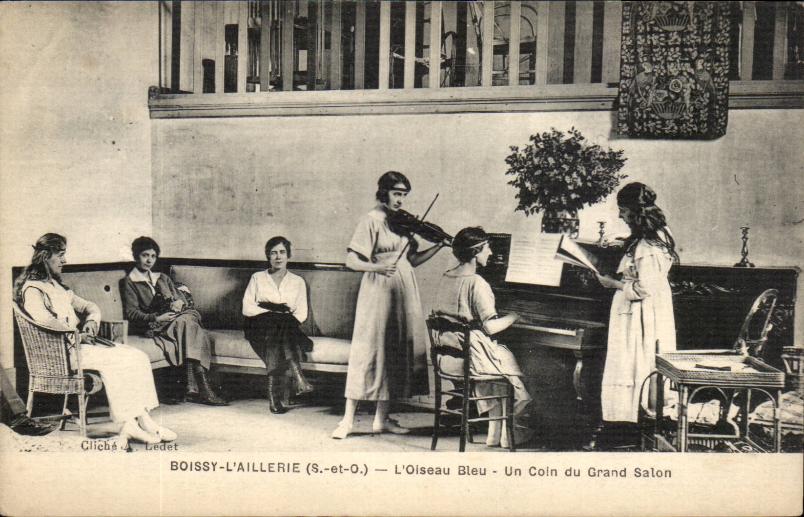 Boissy aillery CPA the blue bird a corner of the large living room (violin piano)