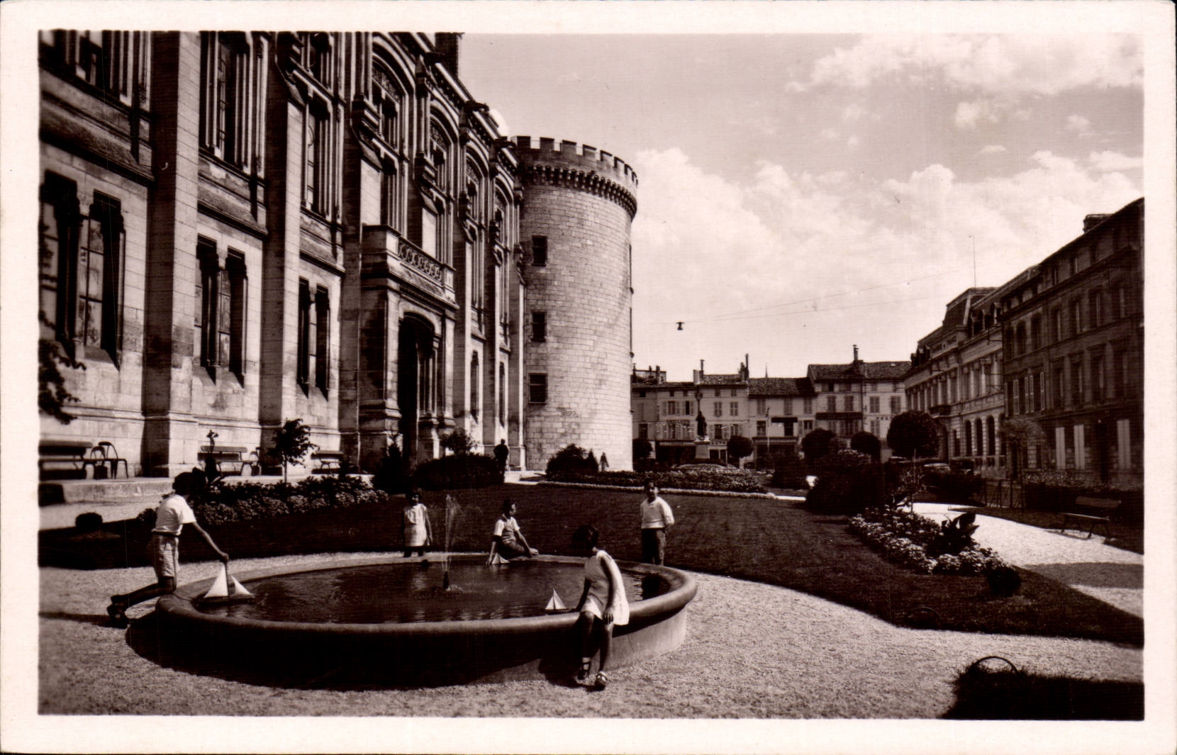 Angouleme CPA Nouveaux jardins de l'hotel de ville