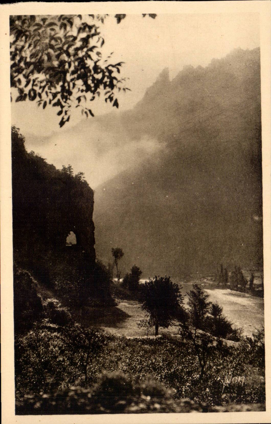 Falls of the Tarn - Road creusee in the Rock at the level of the Straits - CPA