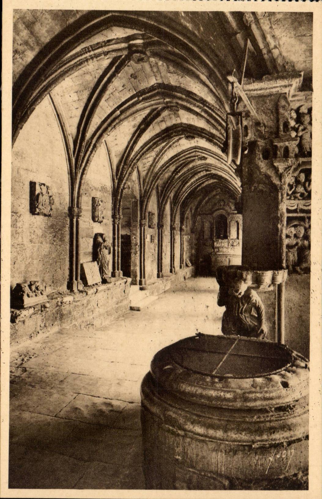 Arles - Galerie des Klosters von Str Trophism - CPA