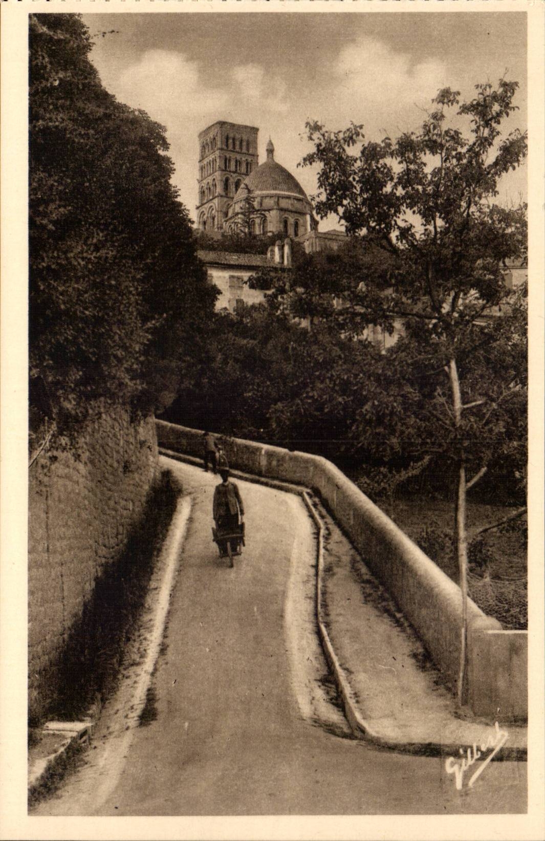 Angouleme CPA Vieille rue Saint Martin et la cathedrale