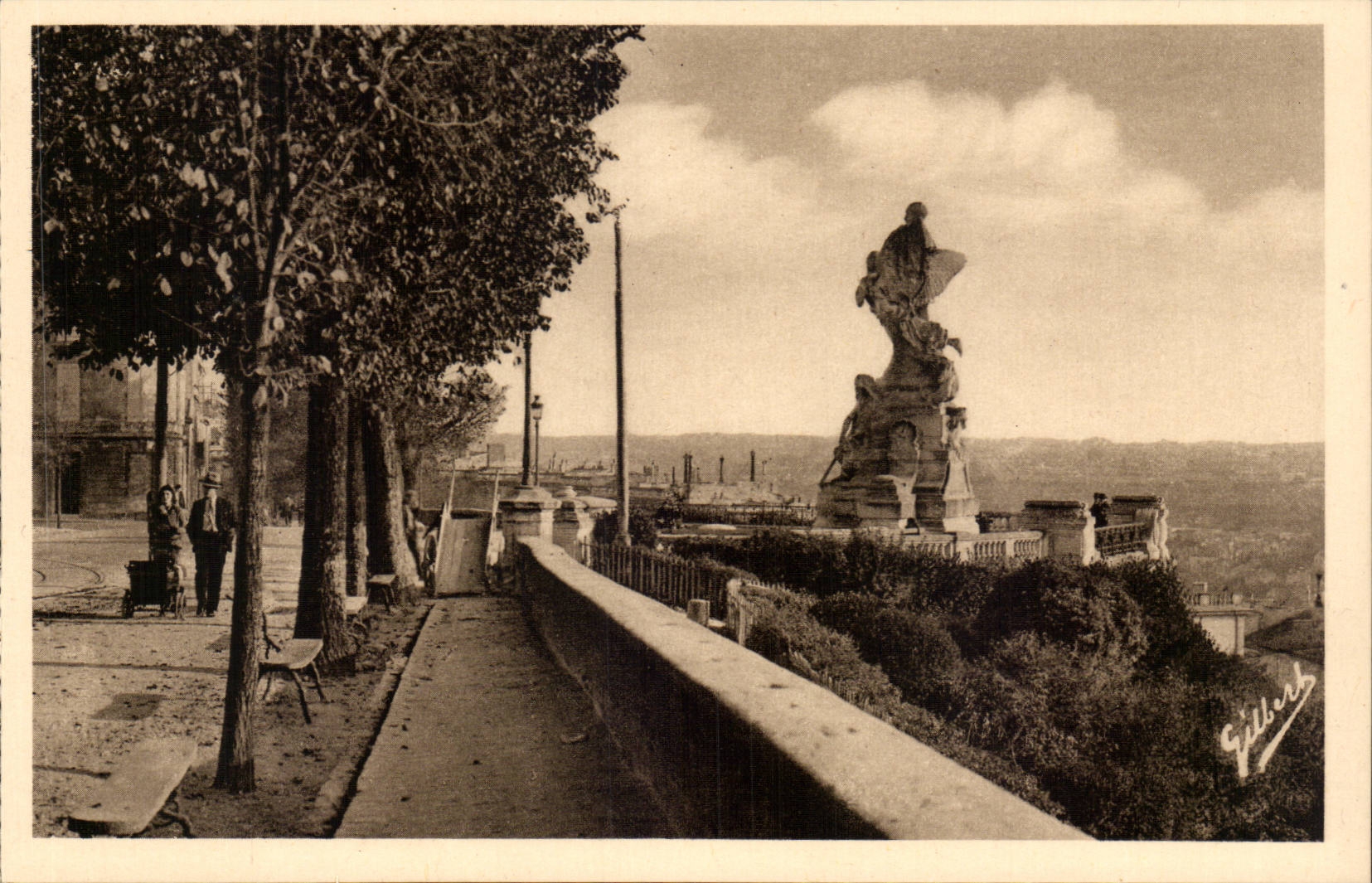 Angouleme CPA le rempart Desaix et statue Carnot