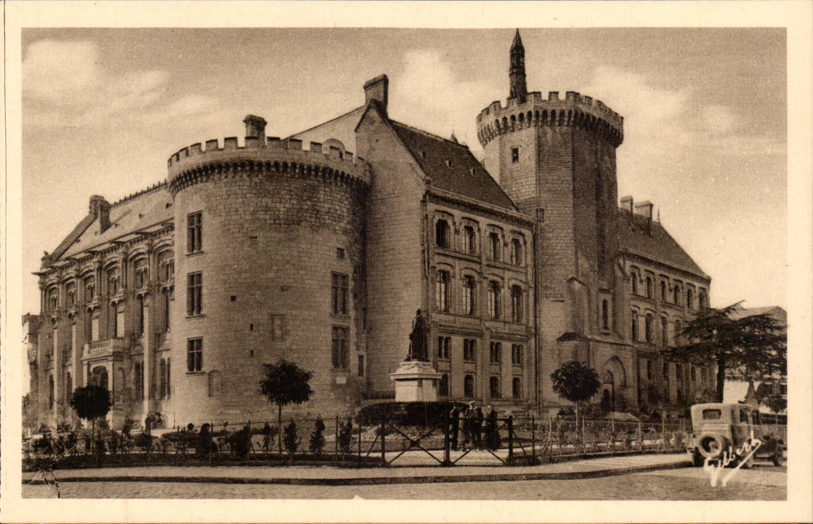 Angouleme CPA Hotel de ville et nouveau square