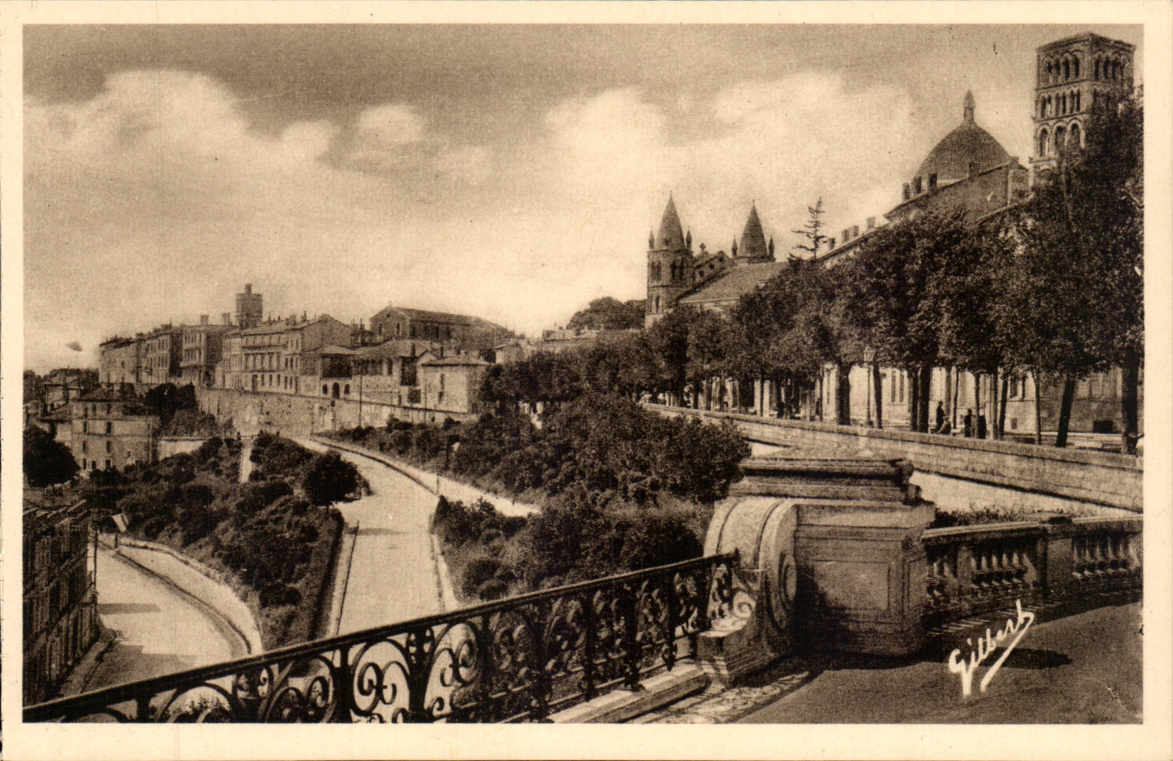 Angouleme CPA Le rempart Desaix et la cathedrale