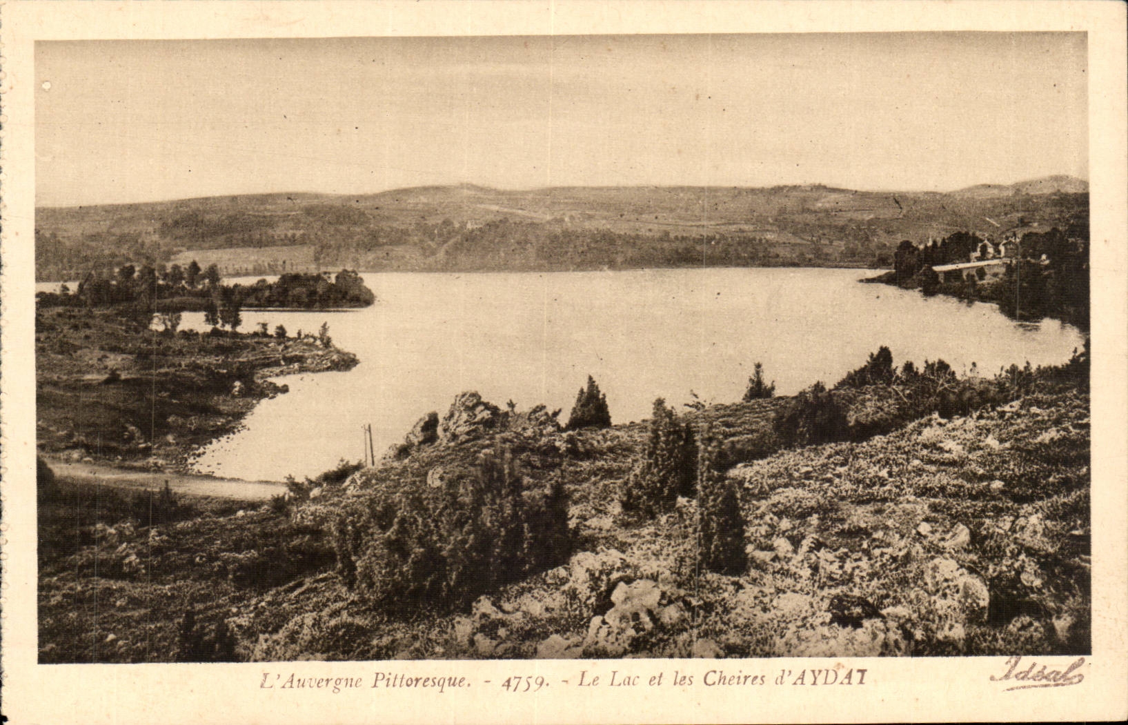 Aydat - the Lake and Pulpits - CPA