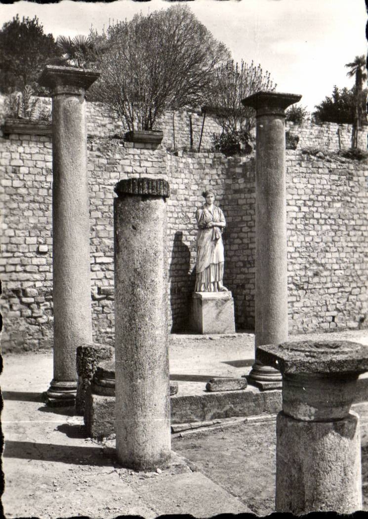 CPSM Vaison the Roman Gantry of Pompee and Statue of Sabine
