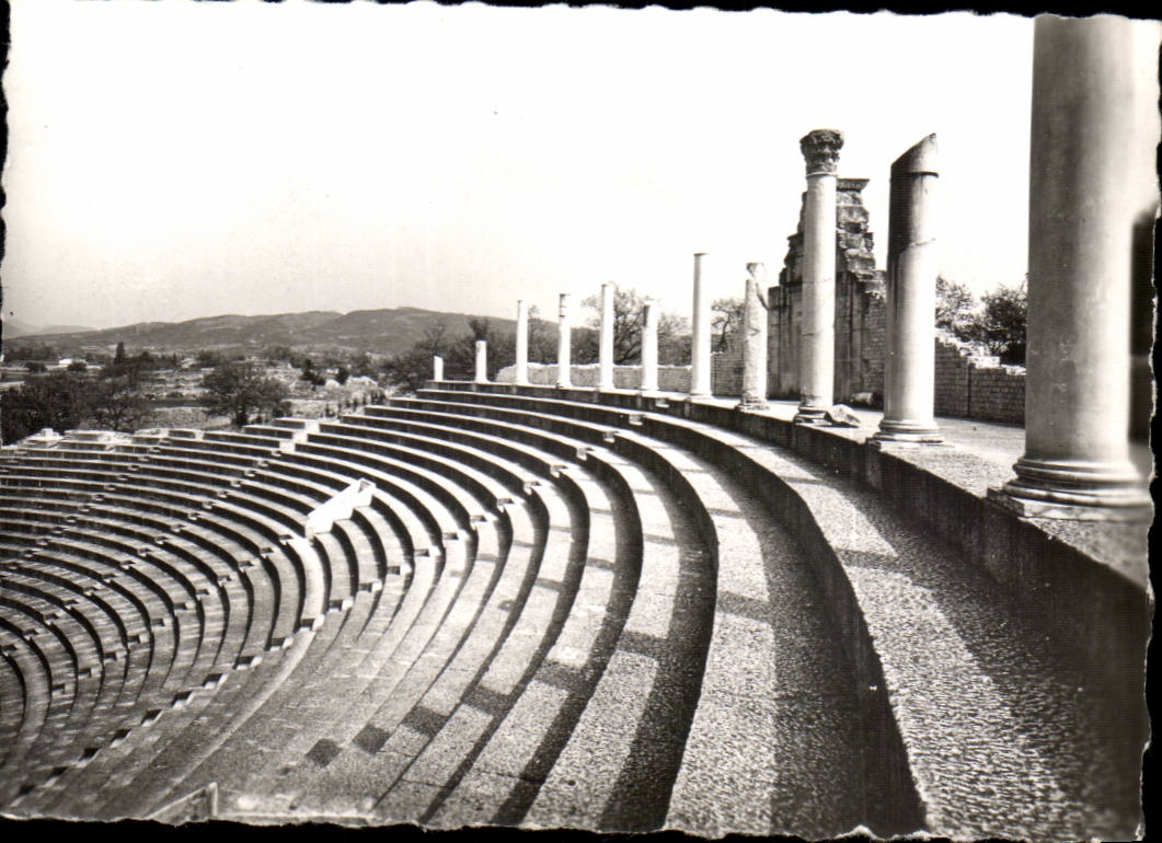 CPSM Vaison the Roman the Roman theater and columns