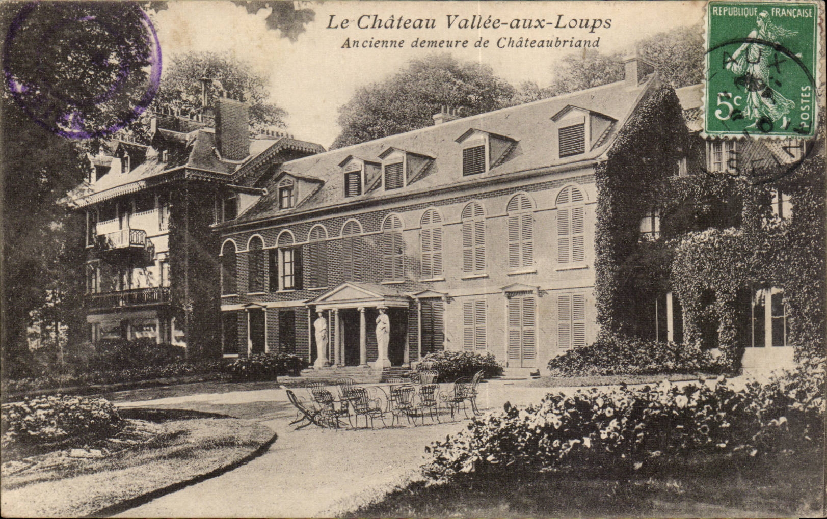 CPA the castle Valley with the louprs Old residence of Chateaubriant