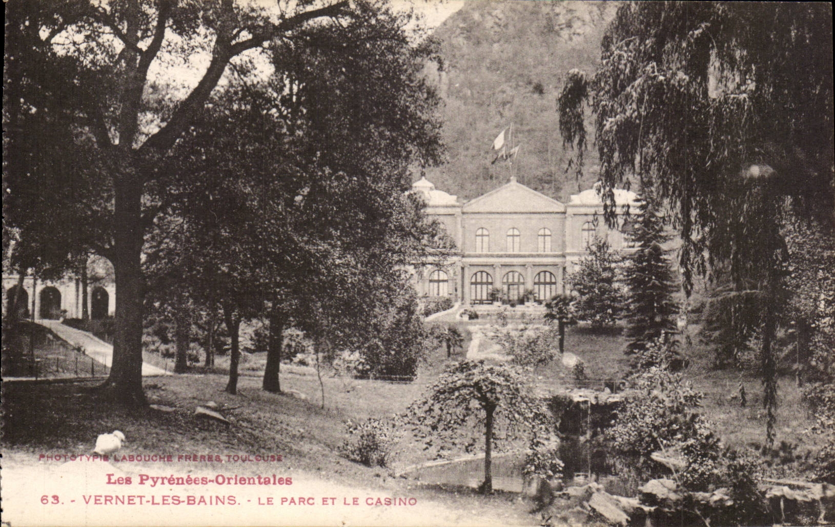 Vernet les Bains CPA the park and the casino