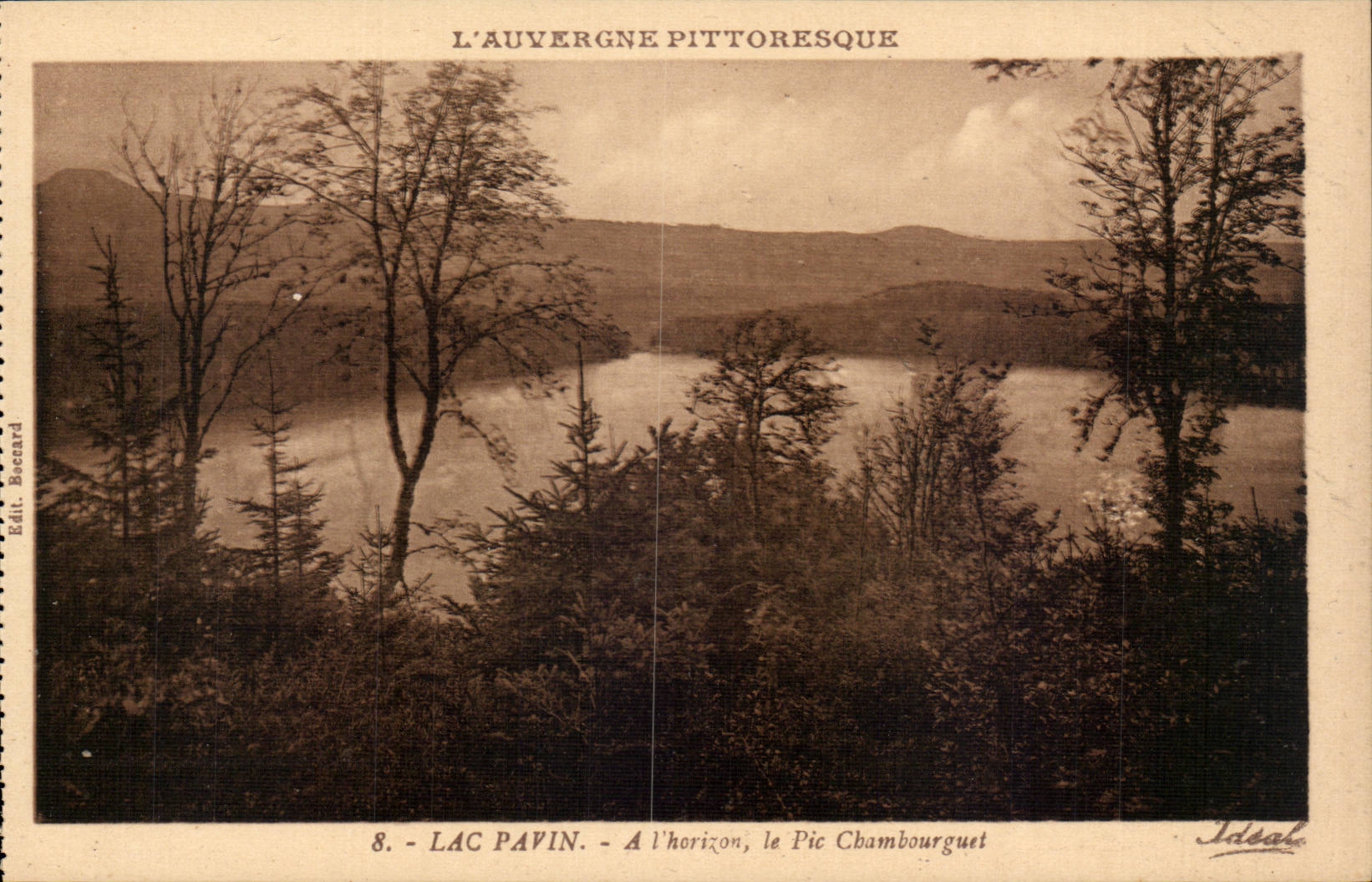 CPA Auvergne Lake Pavin At the horizon the peak Chambourguet