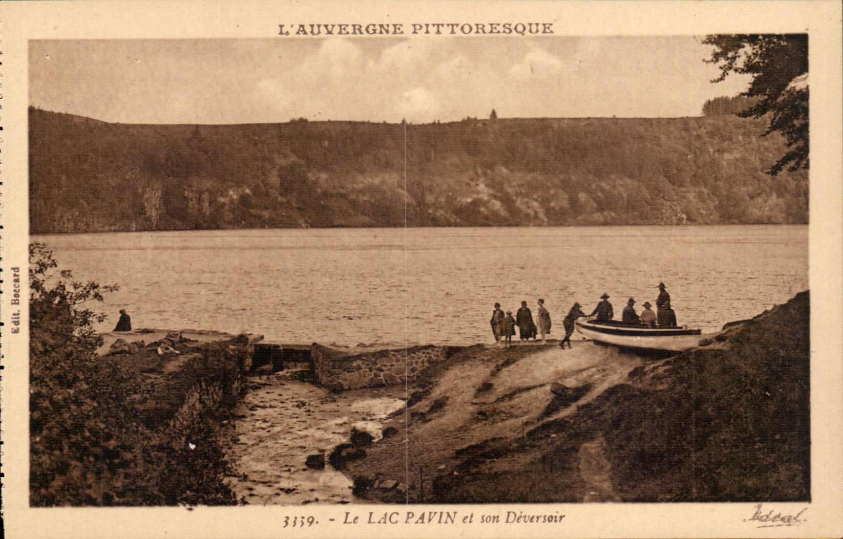 CPA Auvergne the lake Pavin and its outfall