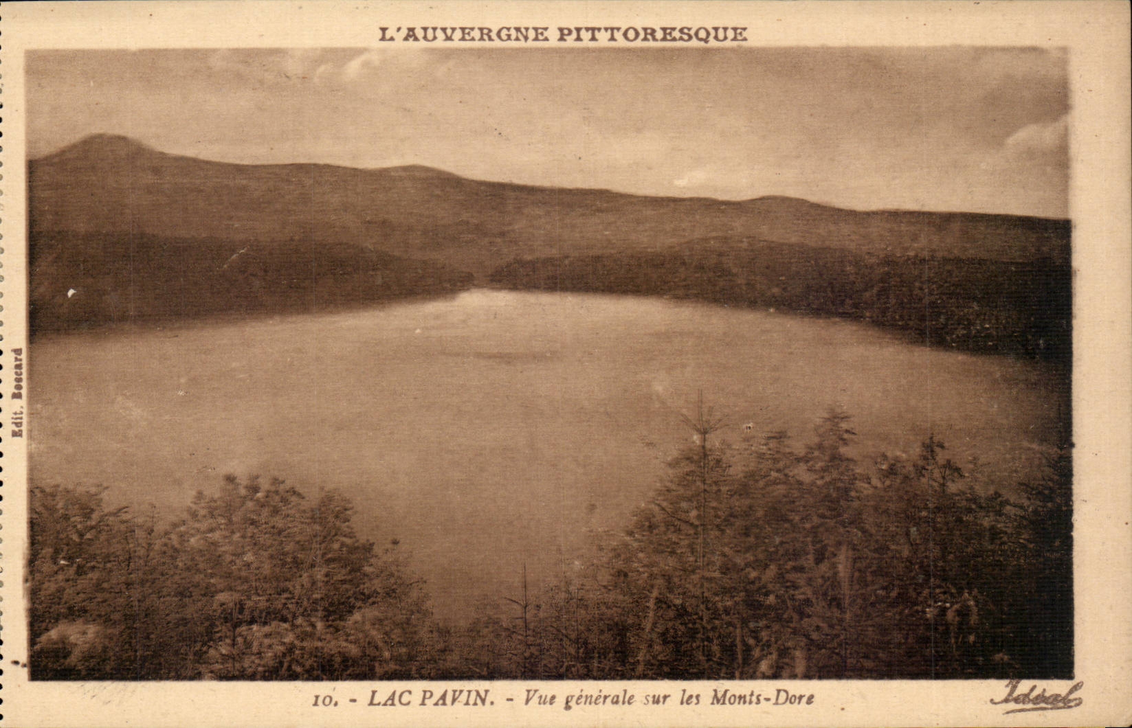 CPA Auvergne the lake Pavin View on the Mounts Gilds