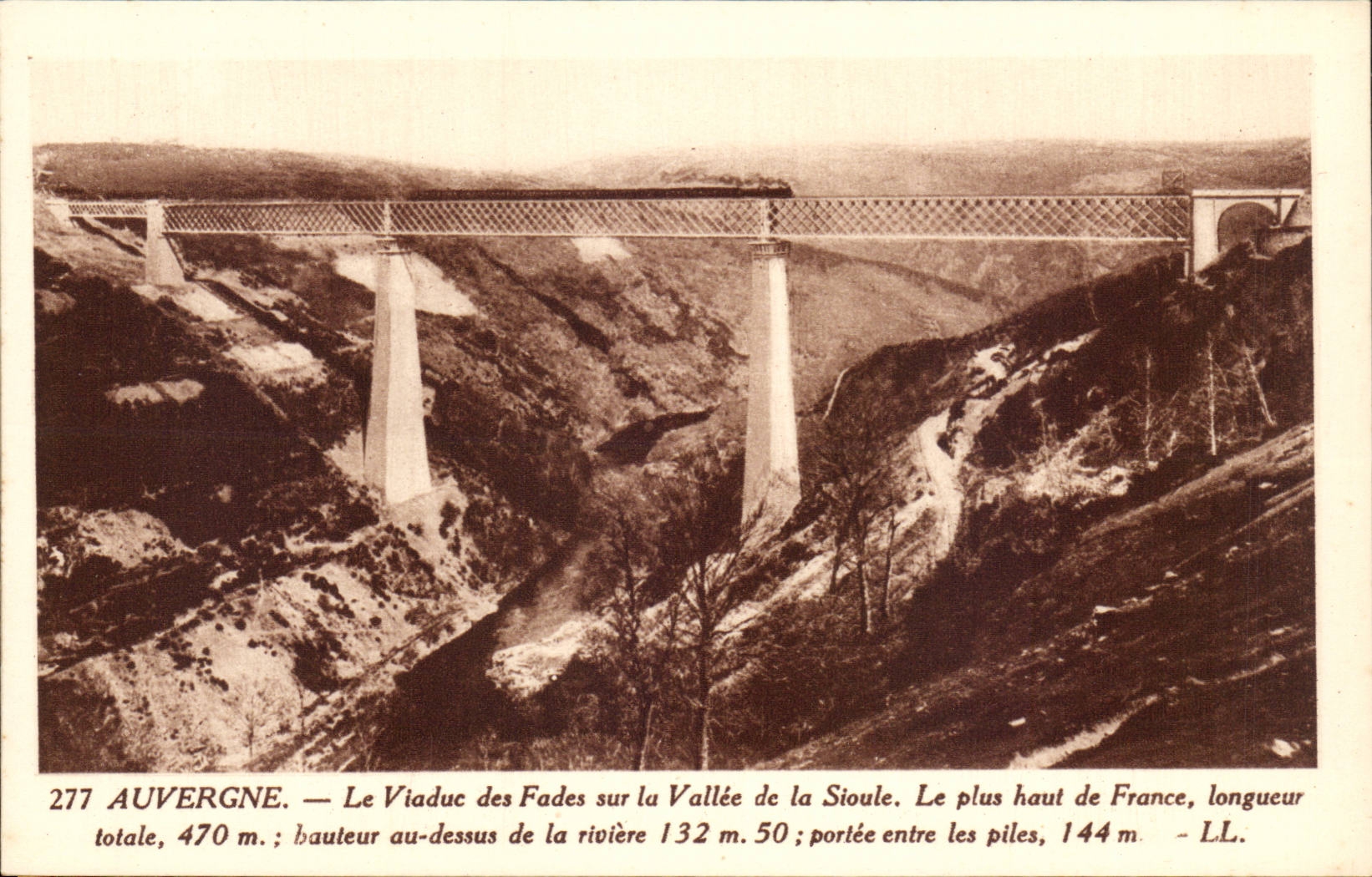 Auvergne CPA der Viaduct von fadem auf dem Tal von Sioule