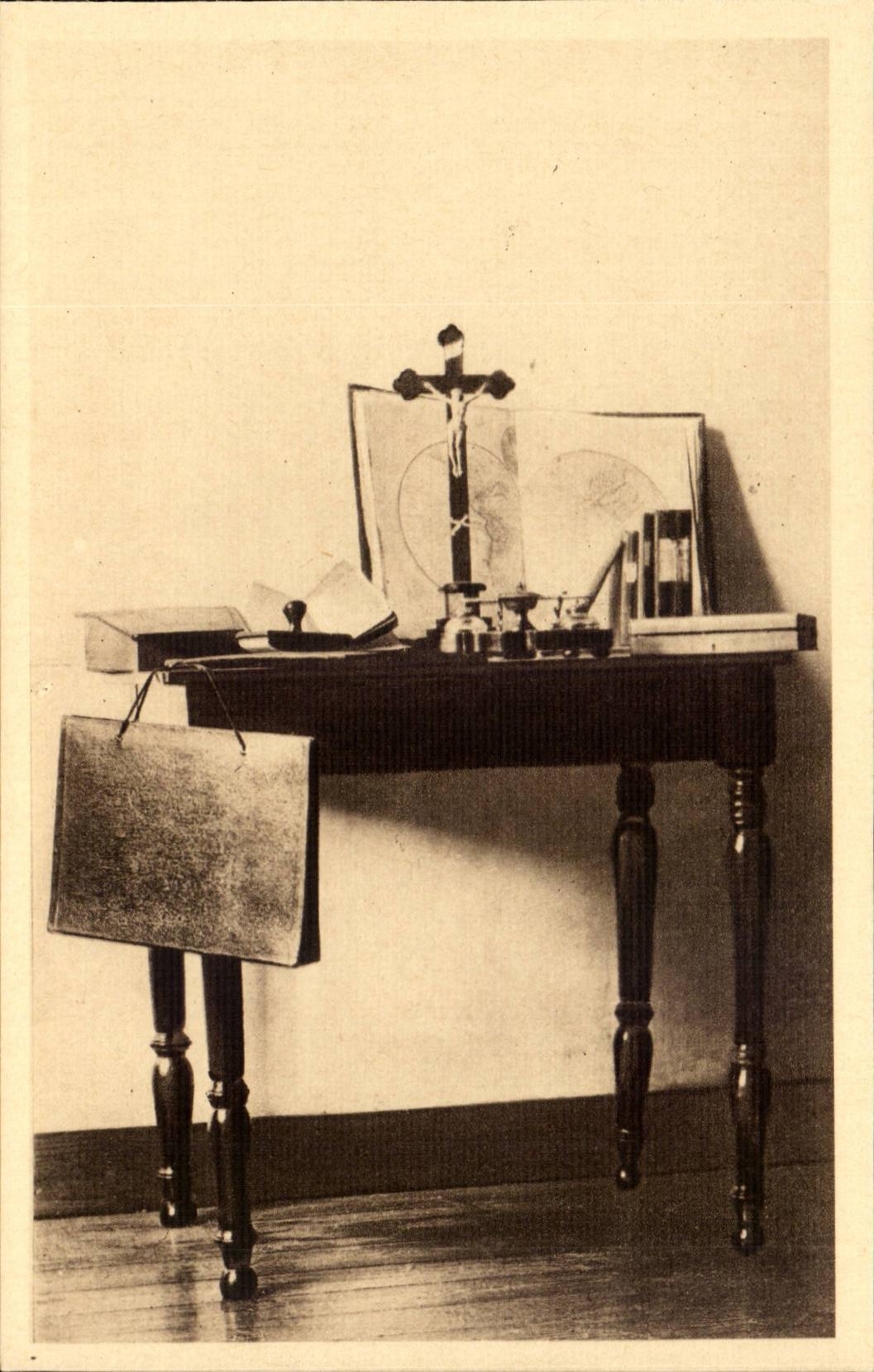 Lisieux Buissonnets CPA die Arbeitstabelle von Sainte Therese des Jesus-Kindes