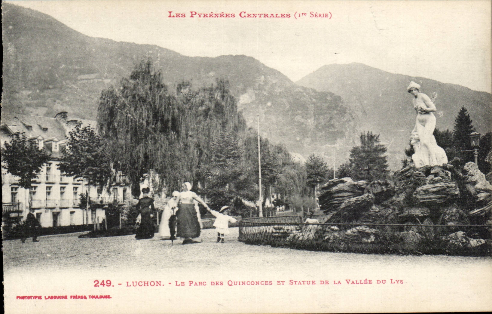 CPA Luchon the park of the Quincunxes and Statue of the valle of the Lily