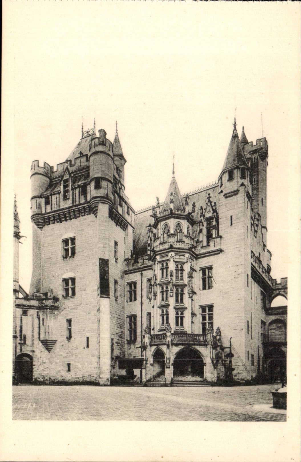 CPA Schloss von Pierrefonds der Unterhalt und das Haupttreppenhaus