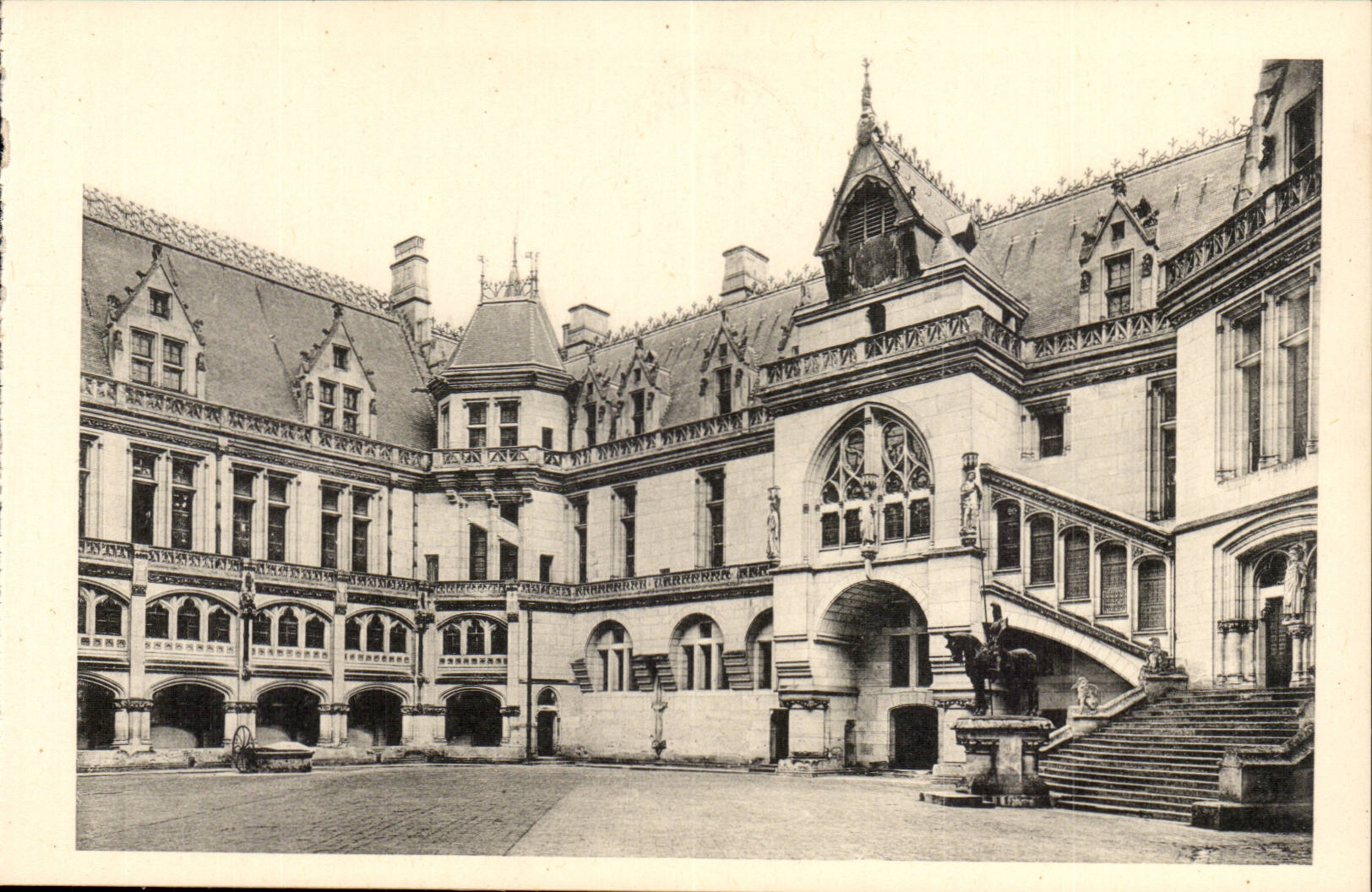 CPA Schloss des Pierrefonds Hauptleitungshofes