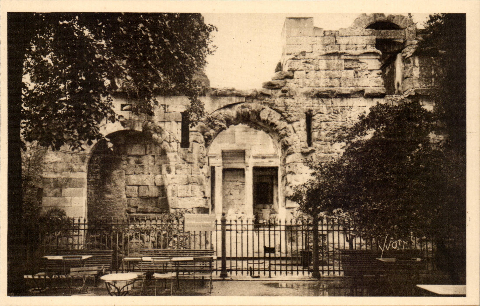 Nimes - Garten des Brunnens - der Tempel von Diane - CPA