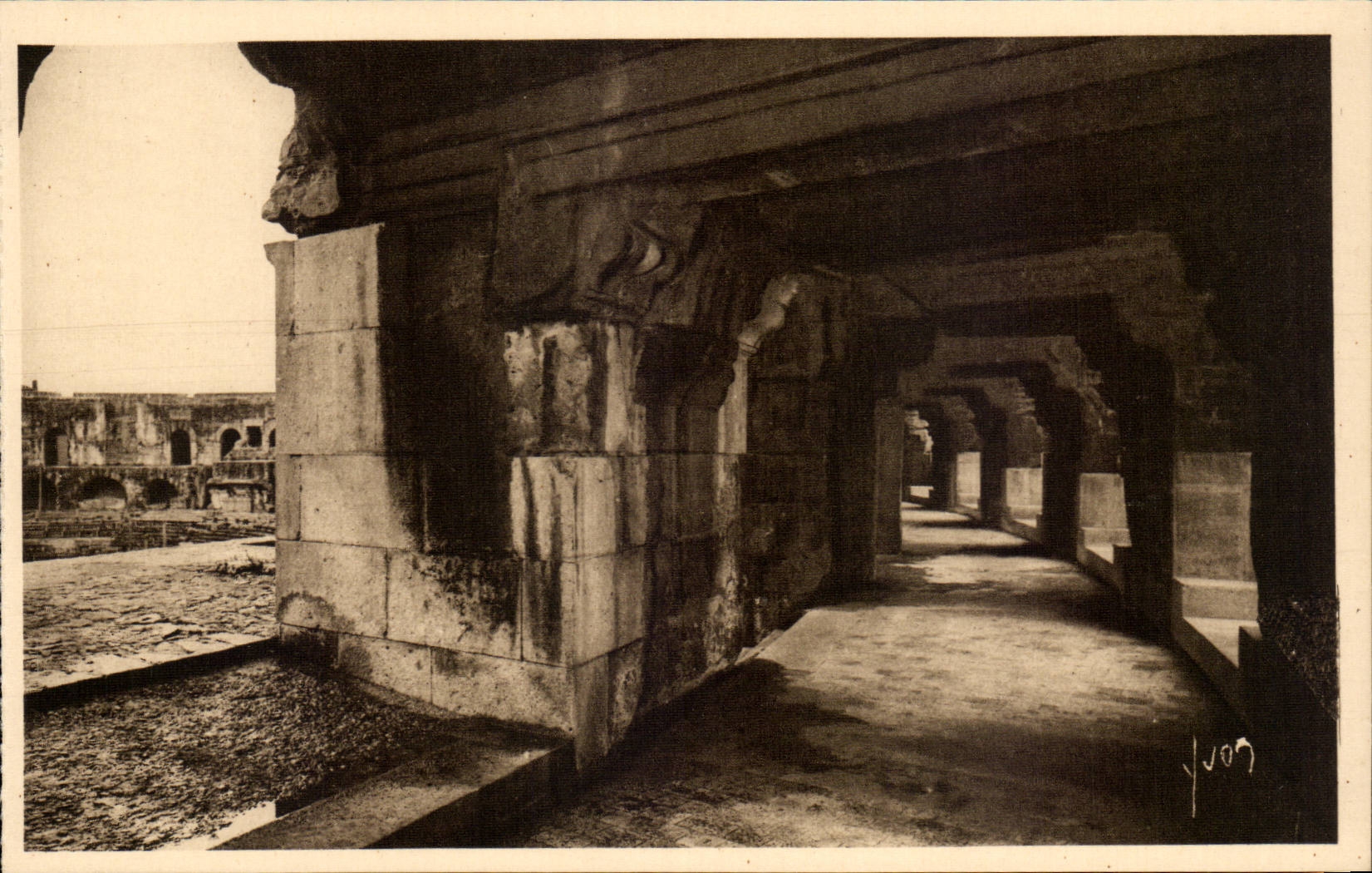 Nimes - die Arena - Galerie hervorragend von den i-Stadien - CPA