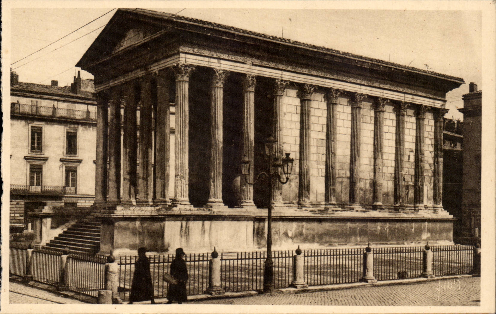Nimes - Maison Carree - CPA