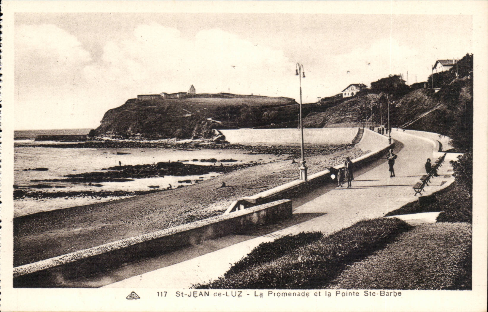 Saint Jean de Luz CPA La promenade et la pointe Ste Barbe