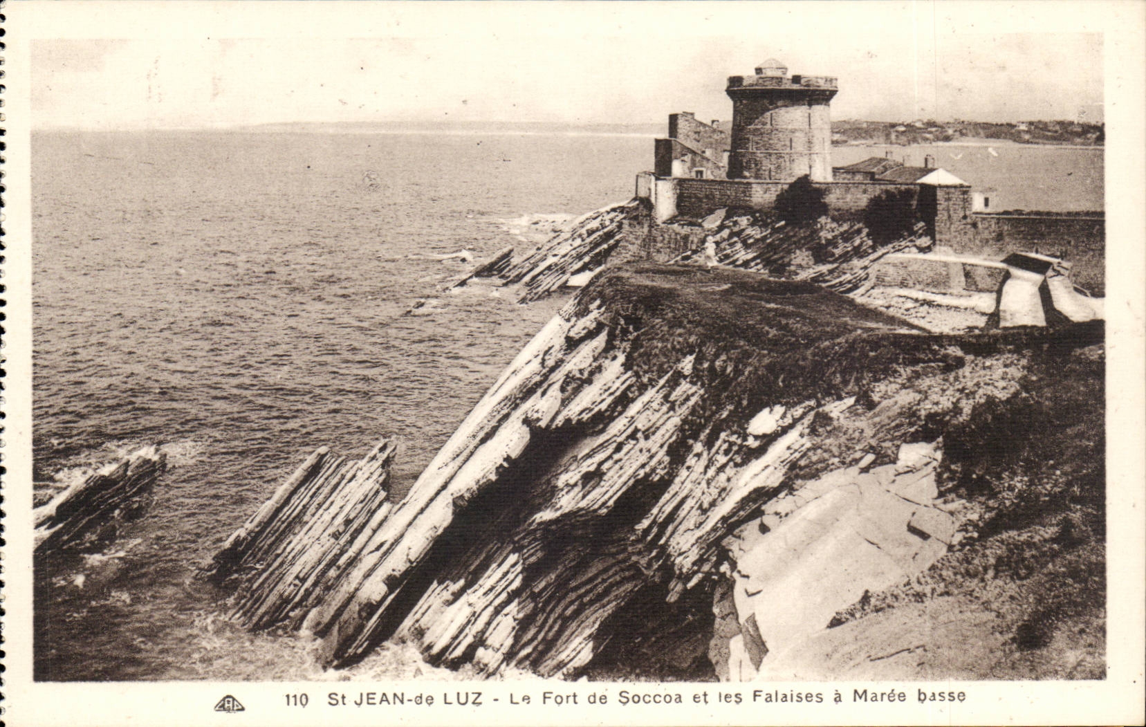 Saint Jean de Luz CPA Le fort de Soccoa et les falaises a maree basse