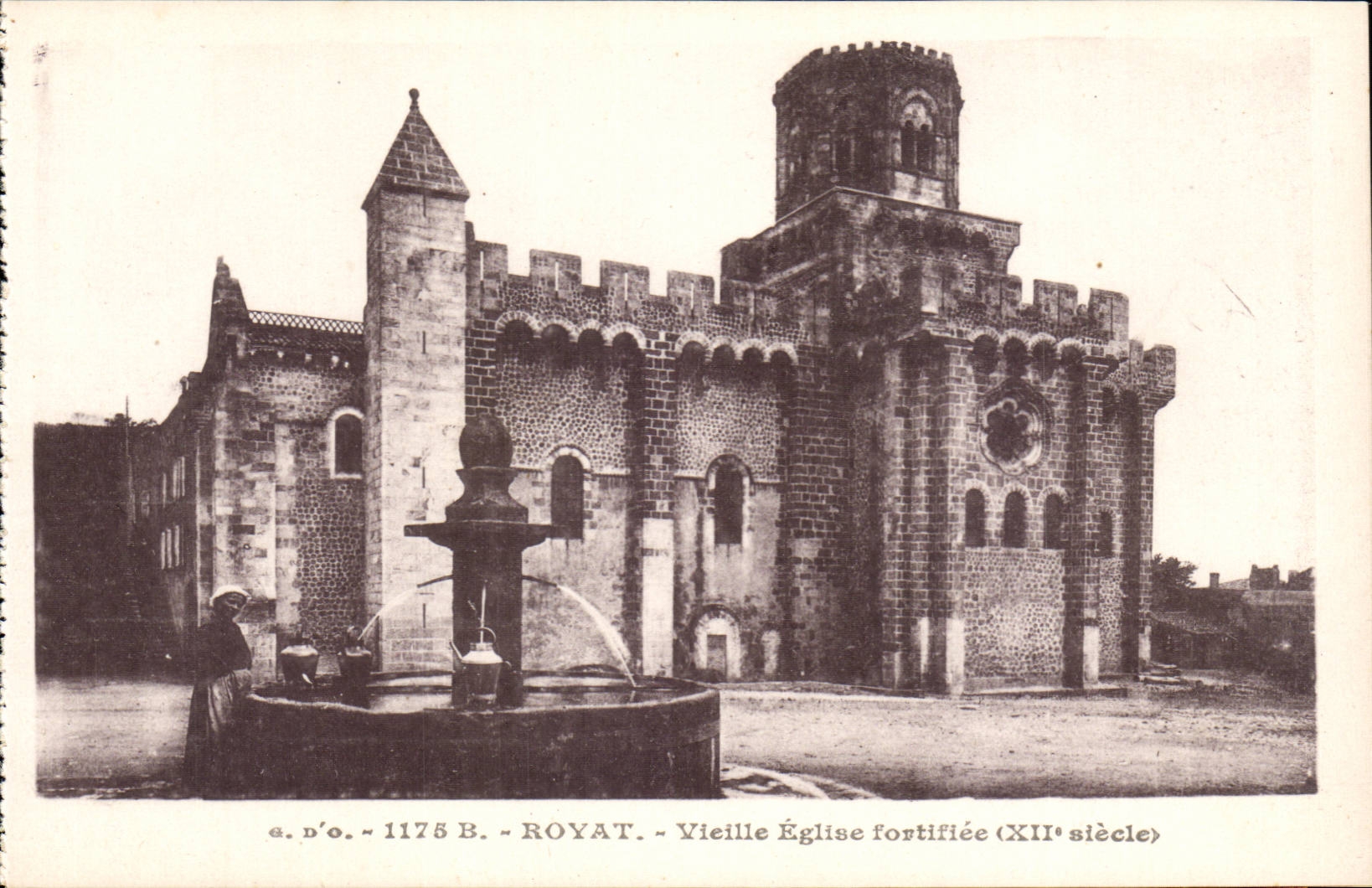 CPA Royat Old woman church fortifiee