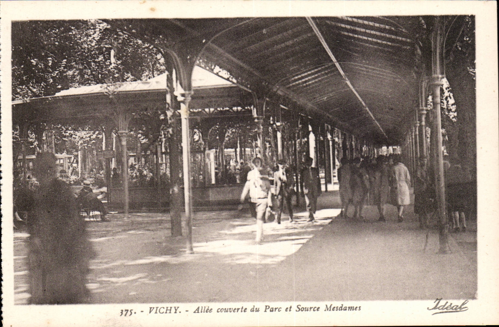 Vichy - Allee couverte du Parc et Source Mesdames - CPA 