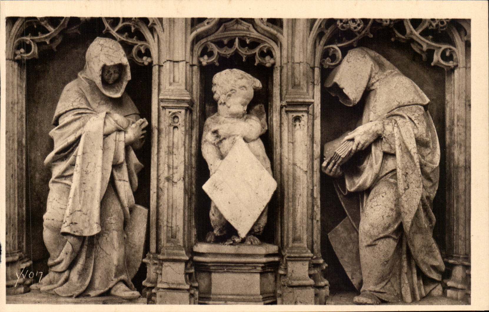 Borough - Church of Husks - Figures of the Mausoleum of Marguerite de Boubon - CPA