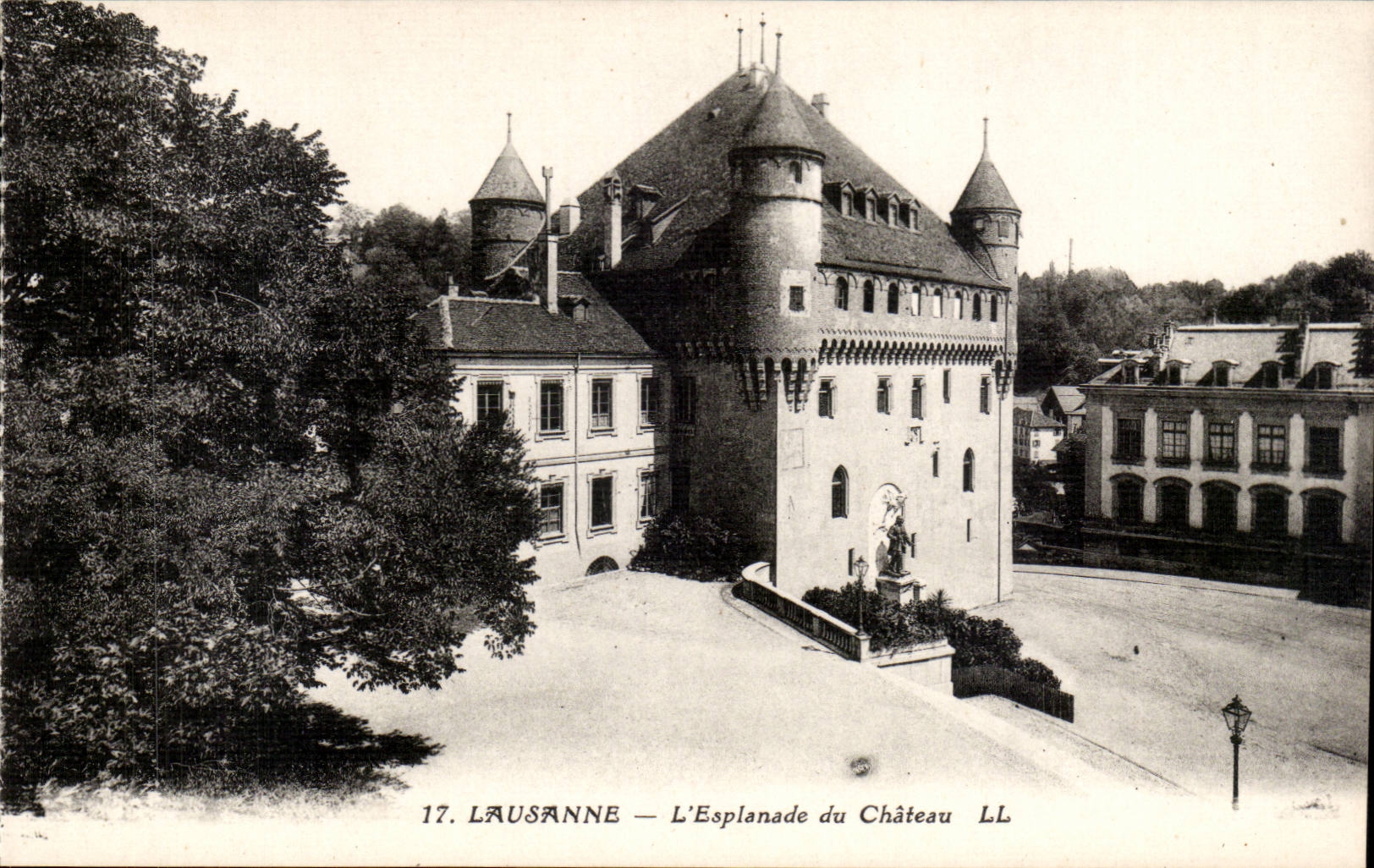 Suisse Lausanne CPA L'esplanade du chateau
