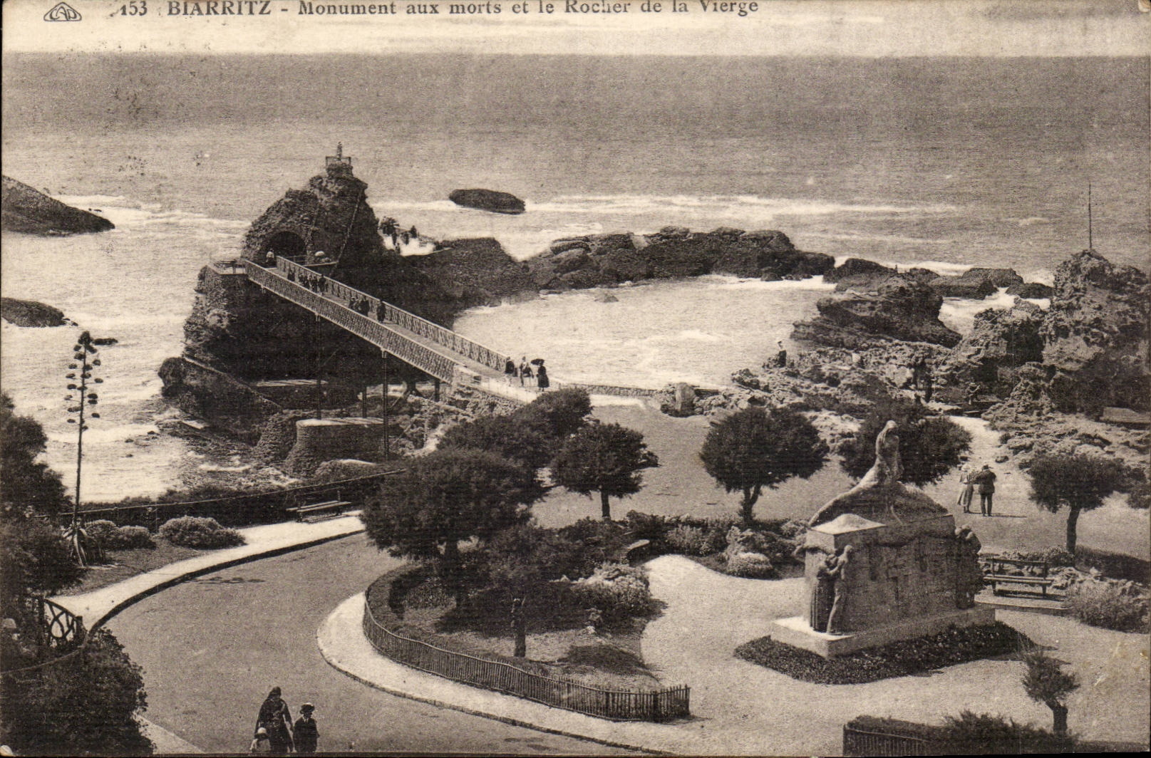Biarritz - Monument aux Morts et le Rocher de la Vierge - - CPA