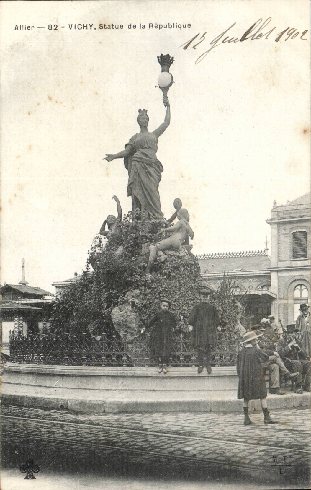 Vichy - Statue de la Republique - CPA 