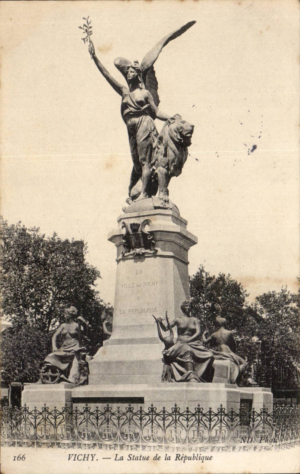Vichy - Le Statue de la Republique CPA 