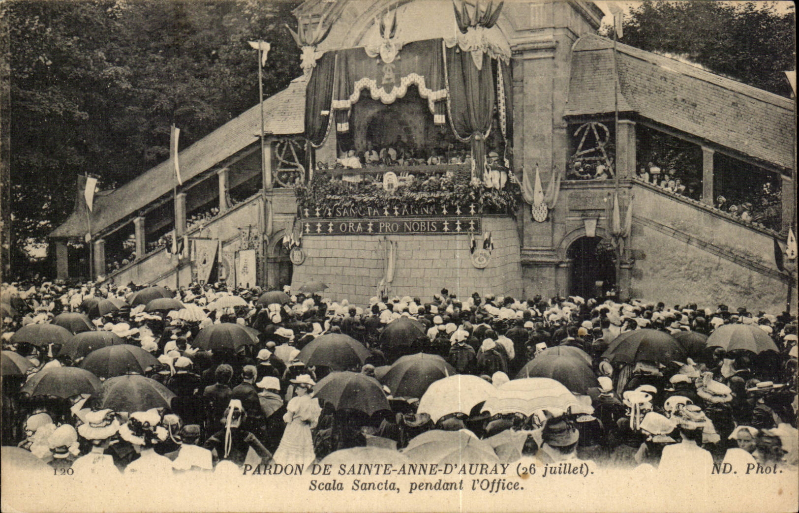 Auray - Forgiveness of Sainte Anne d' Auray - Scala Santa - during the office - CPA