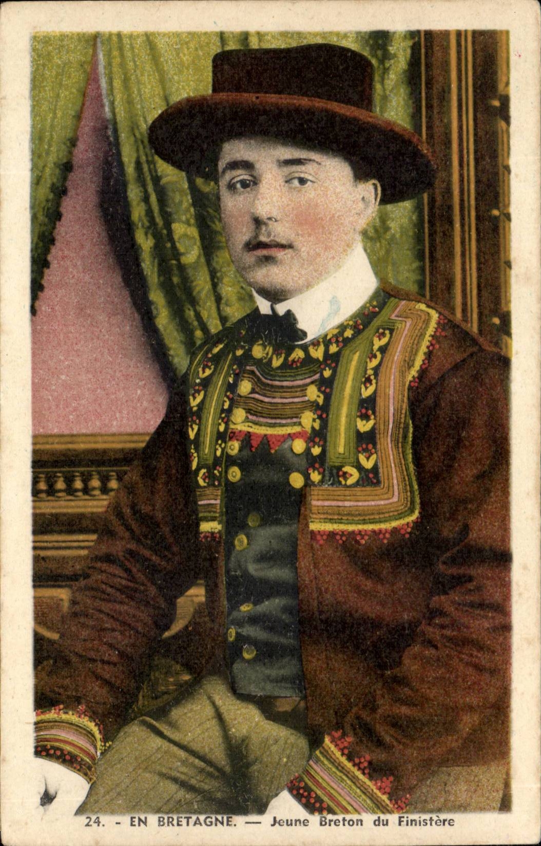 Folklore - Costumes - Brittany - Breton Young person of Finistere - CPA