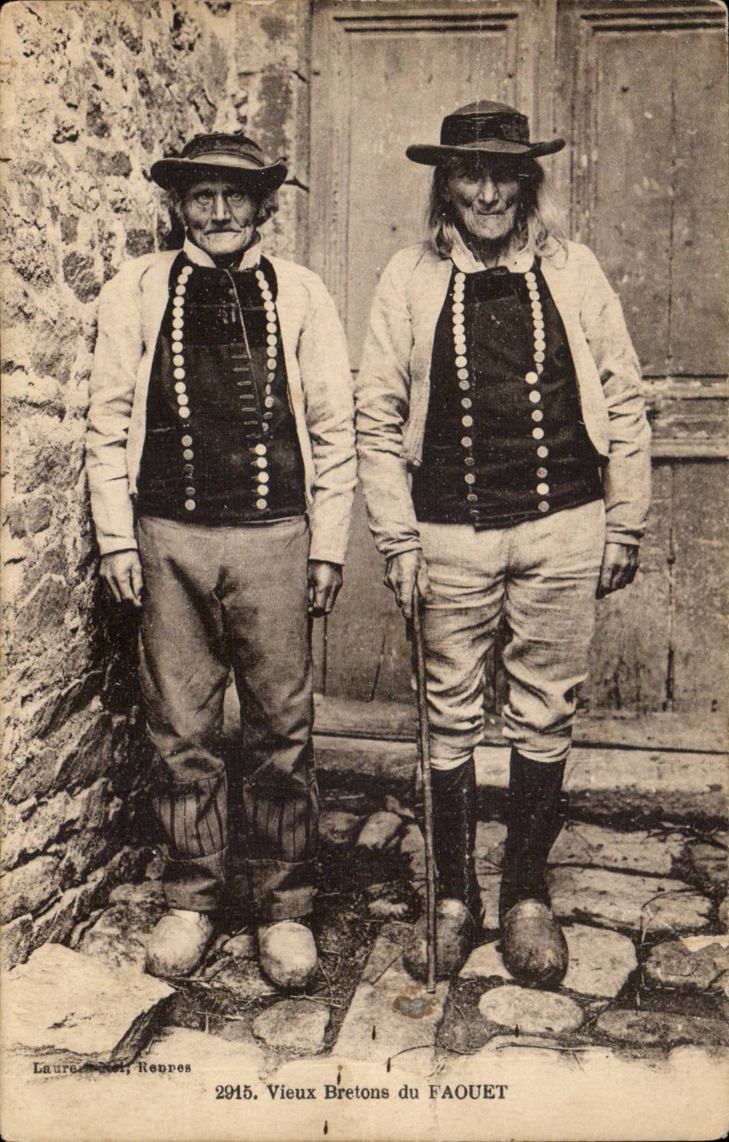 Folklore - Costumes - Brittany - Breton Old man of the faouet - small tear - CPA