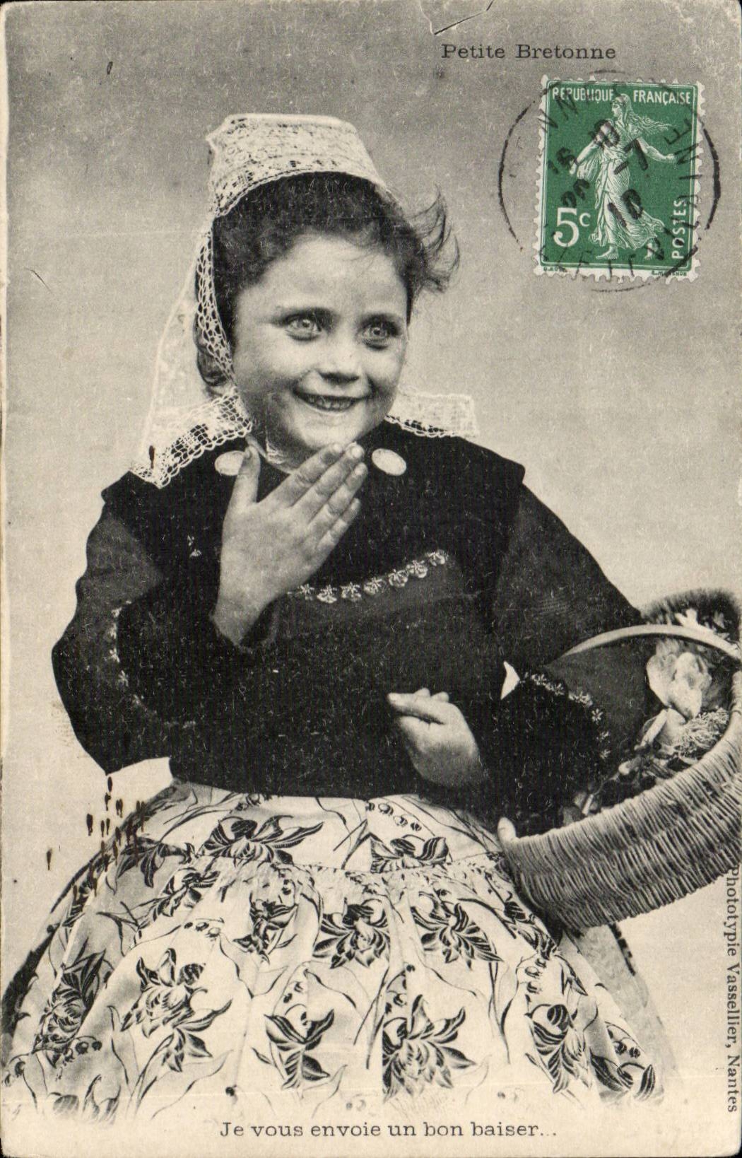 Folklore - Costumes - Small Breton - I send a good kiss to you - CPA