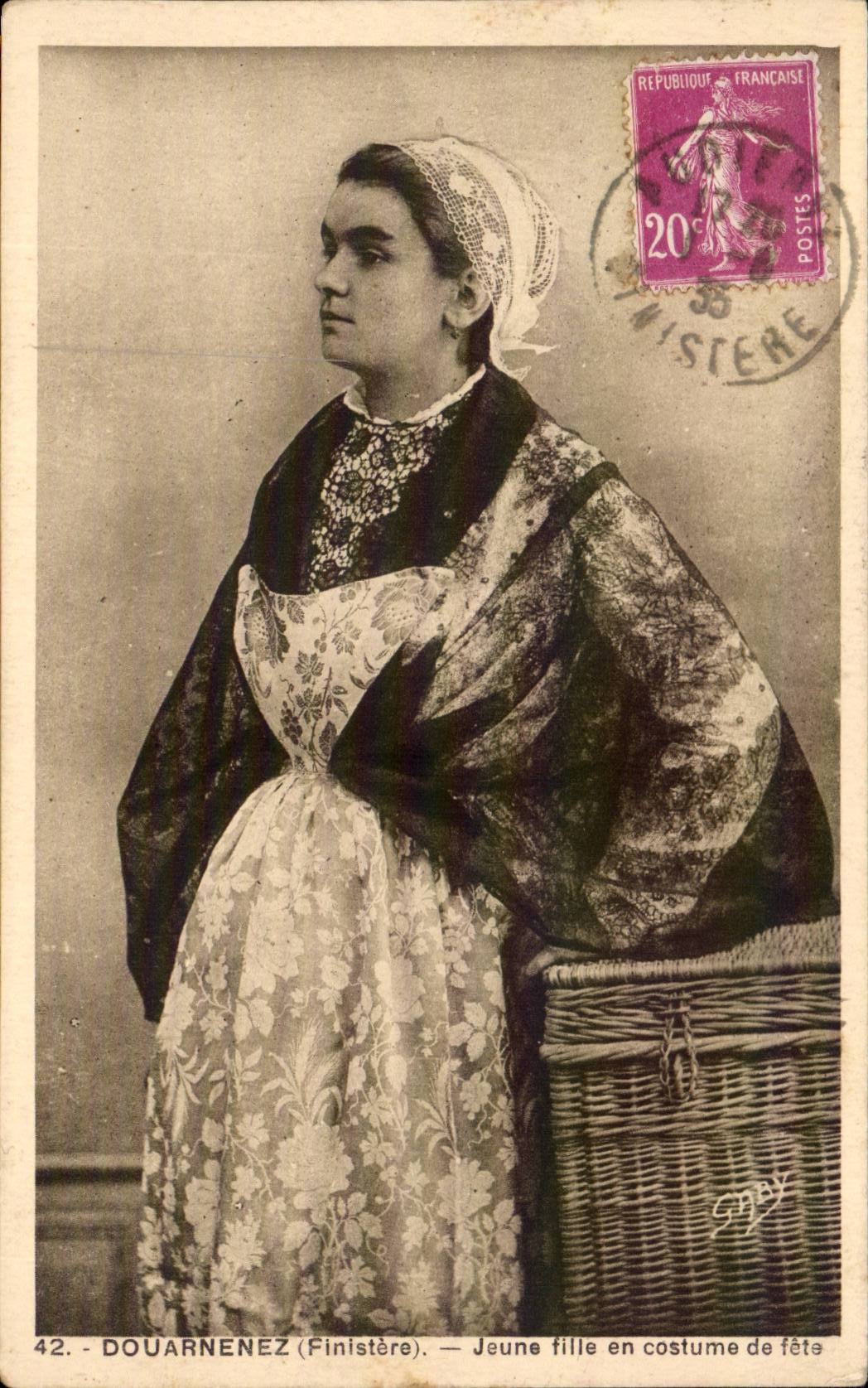Folklore - Costumes - Douarnenez - Young girl in Costume of Festival - CPA