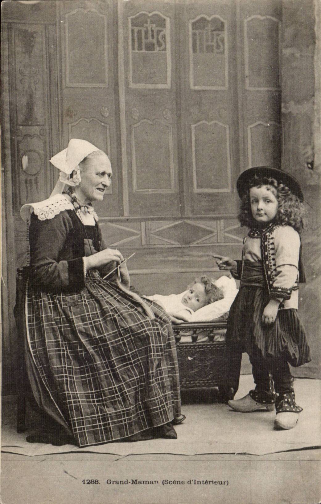 Folklore - Costume - Large Mom - Scene Interior - Baby - children - CPA