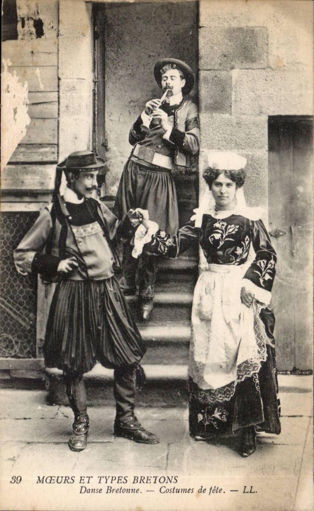 Folklore - Costumes - Breton Manners and Types - Breton Dance Costumes of Festival - CPA