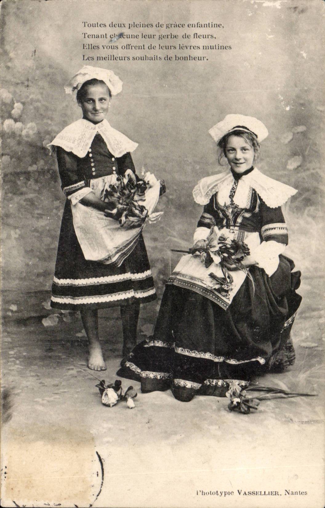 Folklore - Costumes - both full with childish grace - CPA