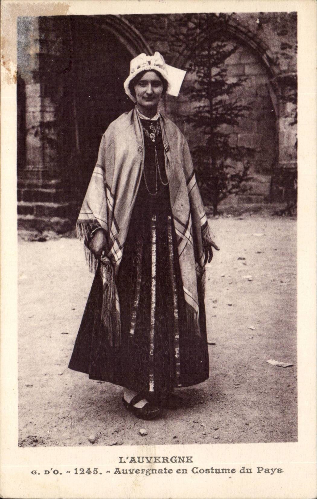 Auvergne - Auvergnate in Costume of the Country - Folklore - Costumes - - CPA