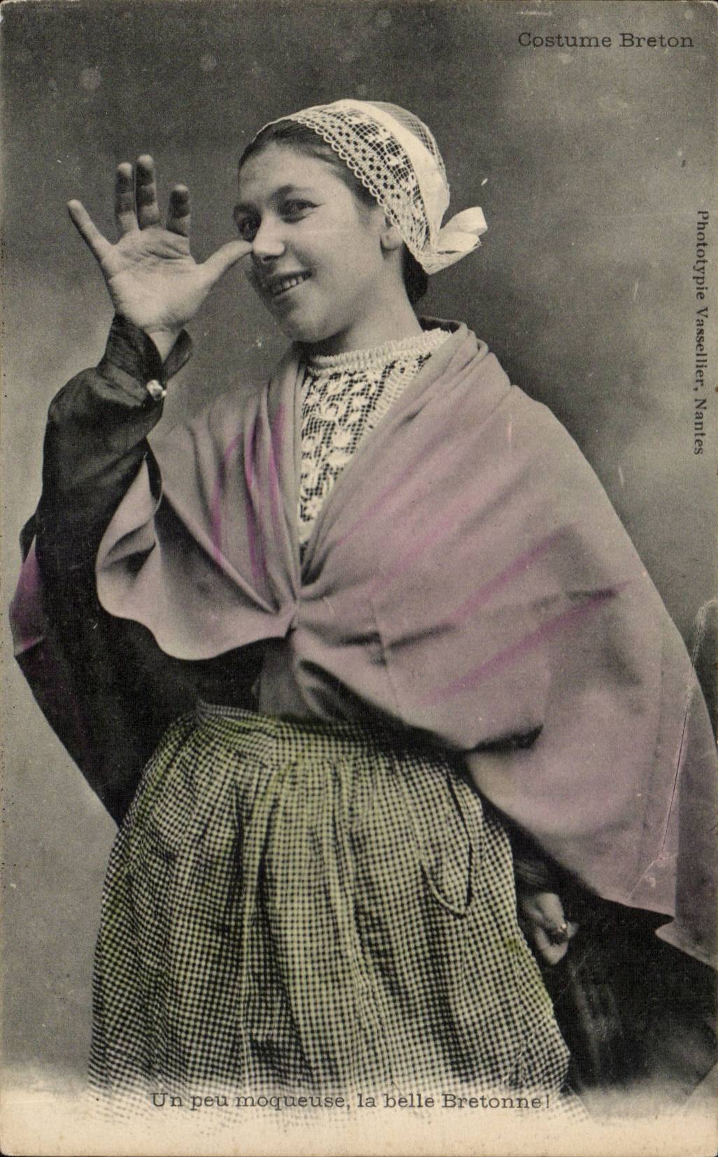 Folklore - Costumes - a Little Mocker - the Breton roof-bar - CPA