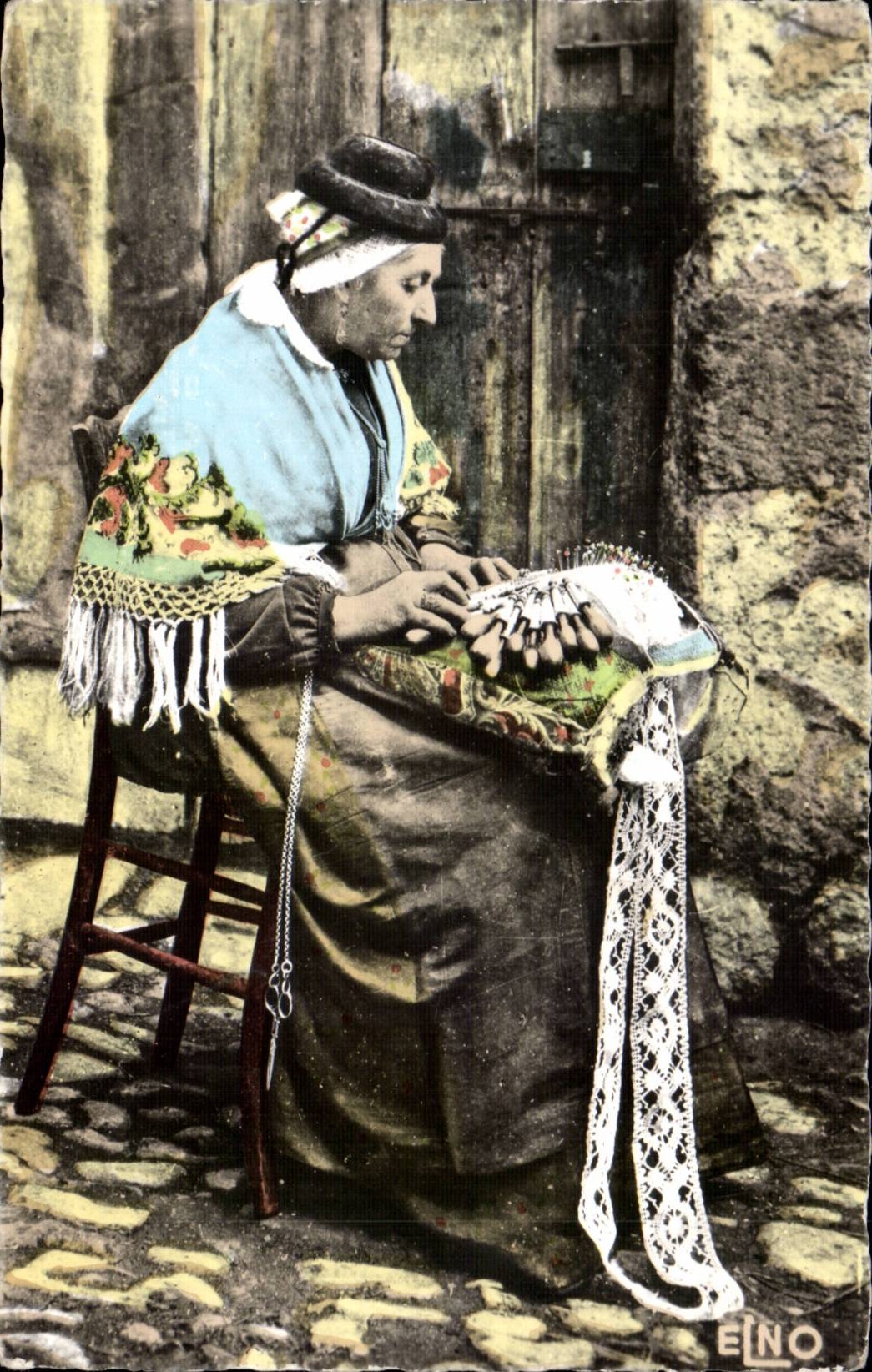 MODERN CARD Dentelliere with the small hat Left black and hard felt soup plate velvet cerclee (folklore costumes)